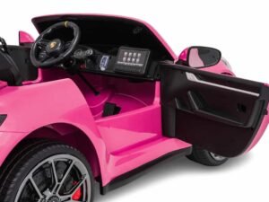Mașinuță electrică pentru copii, roz, cu design sportiv și interior detaliat, ideal pentru joaca și aventură.