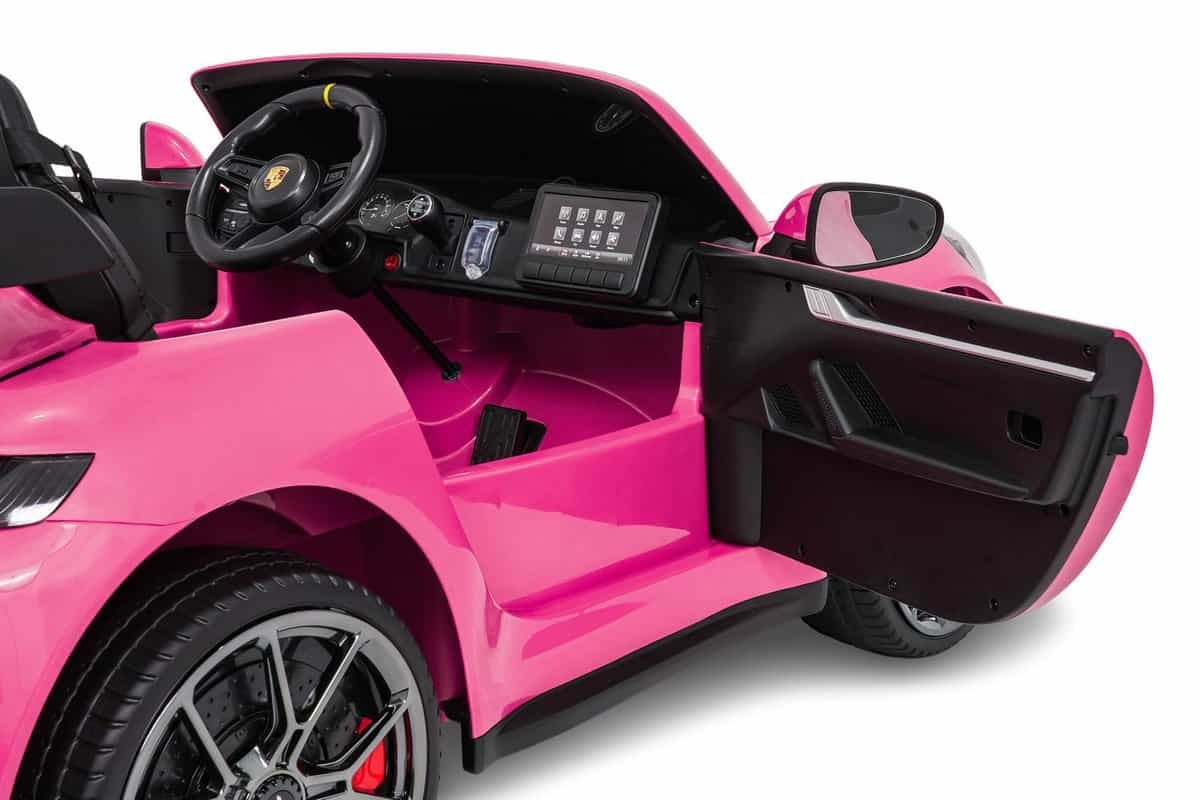 Mașinuță electrică pentru copii, roz, cu design sportiv și interior detaliat, ideal pentru joaca și aventură.