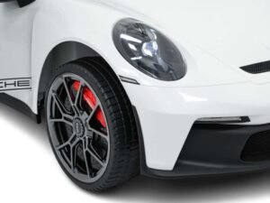 Lux Porsche cu roți sport și detalii roșii, pentru pasionații de mașini de colectie.