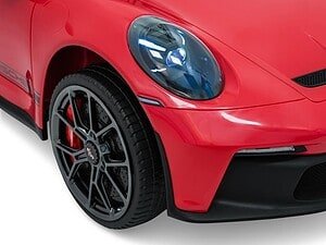 Mașină sport roșie, detalii de aproape, jante din aliaj și faruri moderne.