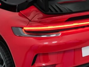 Lumina LED față Porsche 911, design sportiv, faruri moderne, claritate sporită, automobil de lux.