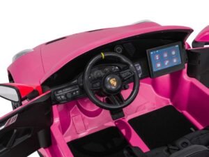 Volan și consola de bord a mașinuței electrice pentru copii, culoare roz, cu ecran tactil integrat.