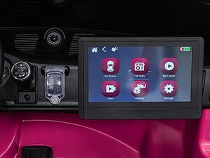 Ecran multimedia auto, sistem GPS și funcții pentru conducere, personalizare și divertisment în mașină.