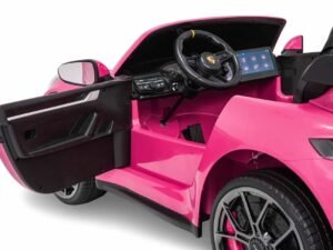 Mașinuță electrică pentru copii Porsche în culoare roz, cu interior detaliat și funcții moderne.