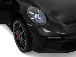 Mașină sport neagră cu capotă aerodynamică și jante sport, lux și performanță auto.