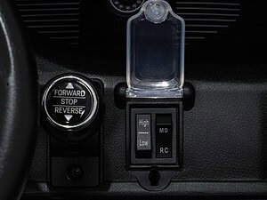 Bază de încărcare pentru jucării, compatibilă cu diverse modele, ideală pentru cameră sau birou.