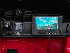 1. Ecran de bord pentru mașină cu modele de peisaj și vehicul roșu.