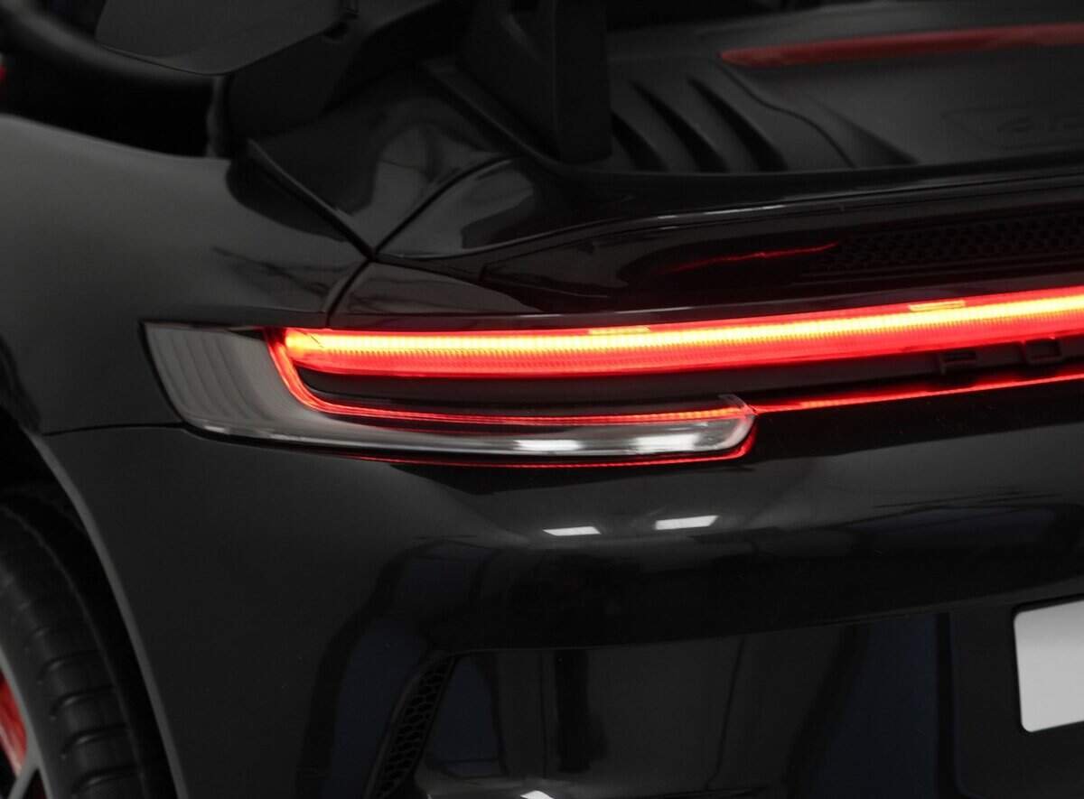 O uma lampă de stop a mașinii sport elegantă în culoarea neagră.