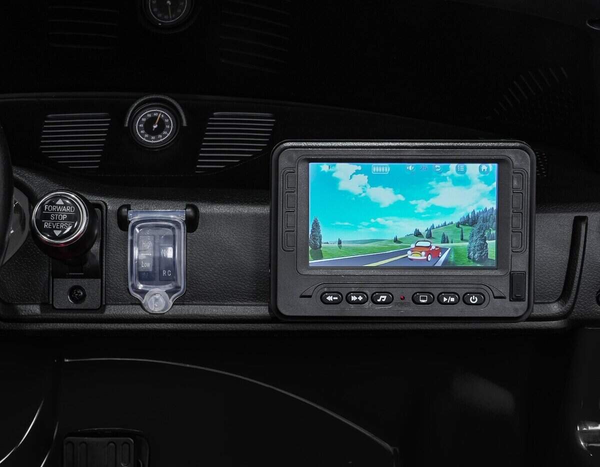 1. Echipament auto cu ecran digital și butoane pentru control multimedia.