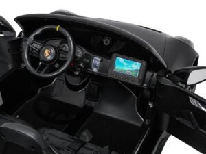 1. Interior volan Porsche cu sistem de navigație digitală și design modern.