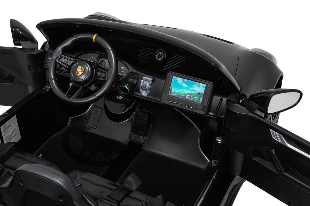 1. Interior volan Porsche cu sistem de navigație digitală și design modern.