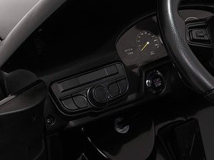 Alte text: Bord GPS și control climatic pentru mașini moderne.