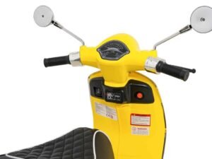 Moped de jucarie galben pentru copii, ideal pentru joaca in aer liber.