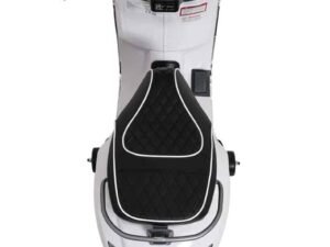 Scooter electric alb pentru copii, jucarie sigură și distractivă, ideală pentru mici șoferi.