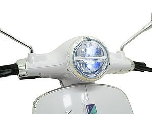Lumina frontală de scooter electric, modern și sigur pentru copii, pentru joacă în siguranță.