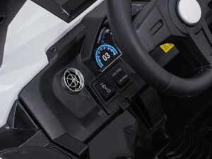 Mașină de jucărie cu bord digital și butoane pentru viteze înaltă și joasă, detaliu realist pentru jocul copiilor.