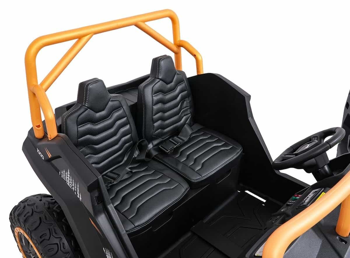 Mașină electrică pentru copii, design realist, confortabil, ideal pentru joacă în aer liber.