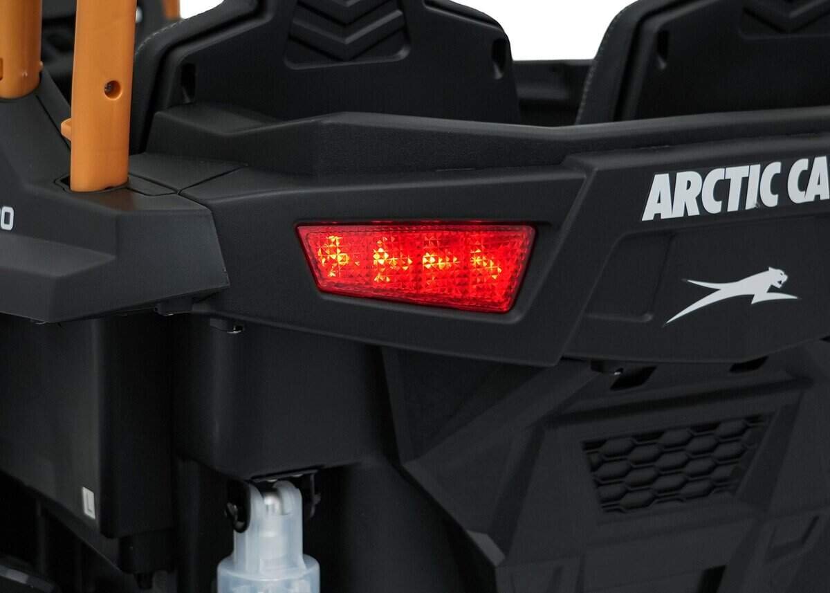 Jucărie electrică pentru copii Arctic Cat, cu lumini și design realist, ideală pentru joacă și aventură în aer liber.