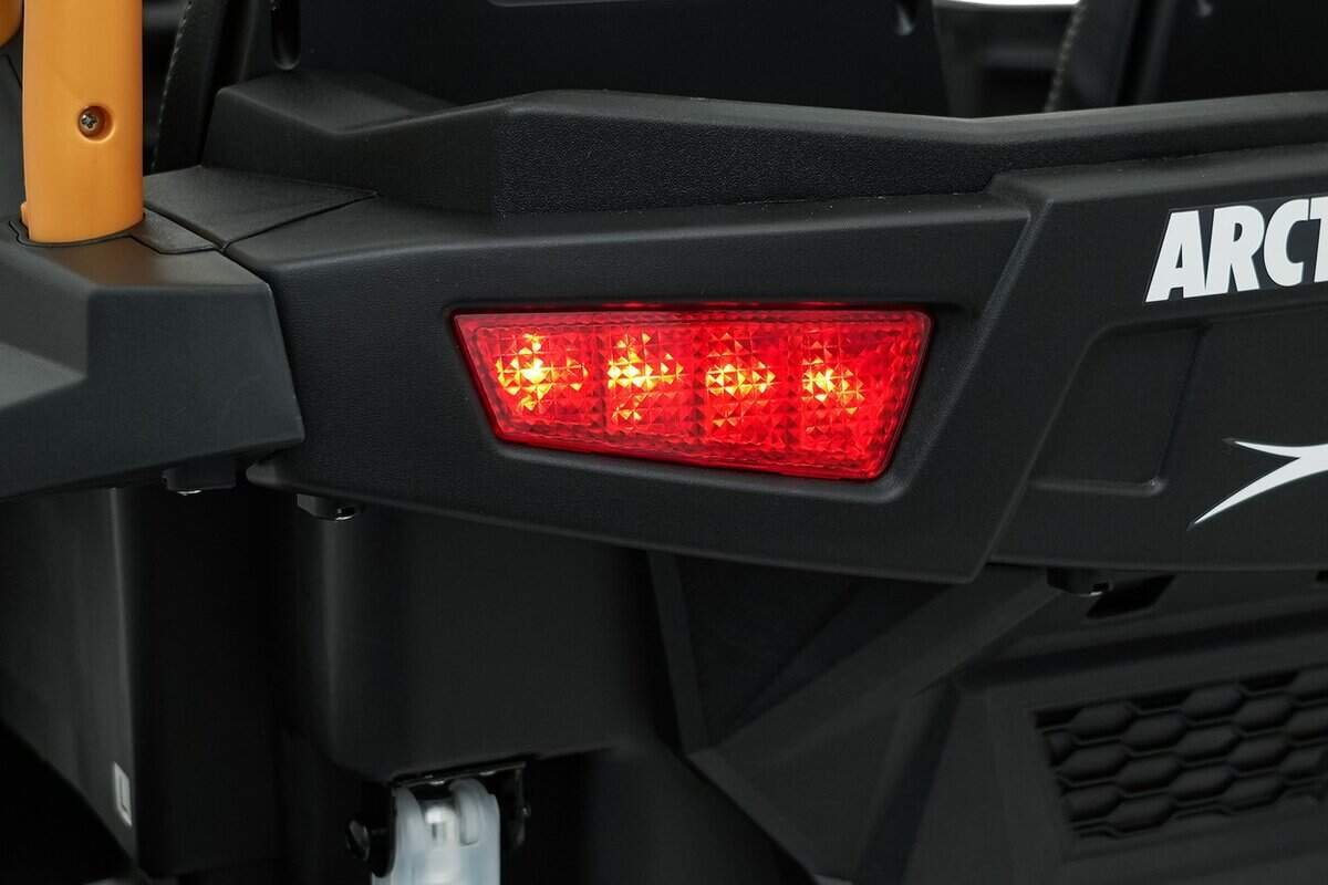 Lumina de stop roșie a vehiculului utilitar Arctic, specifică pentru siguranță și vizibilitate pe drum.