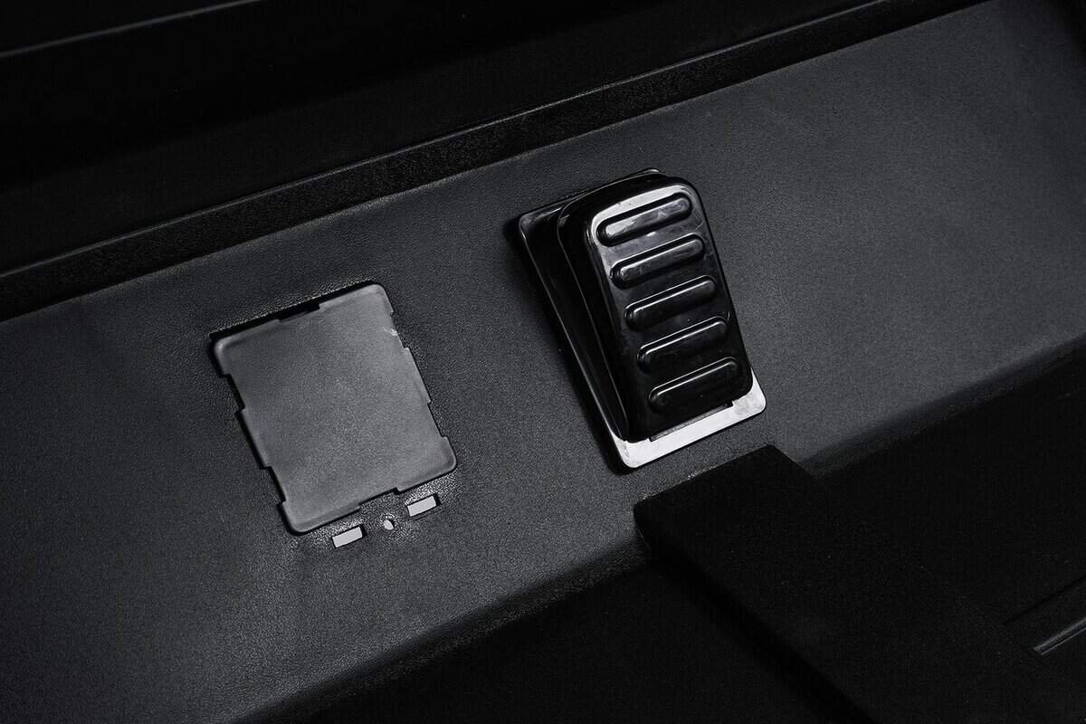 Buton pornire auto, buton start mașină, accesoriu auto, panel control vehicul, interior mașină modernă.