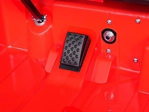 1. Placaj de jucarii pentru copii, culoare rosie, design sigur si distractiv.