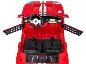 Mașină electrică pentru copii, roșie, cu design sportiv, uși deschise, ideală pentru joacă și aventură.