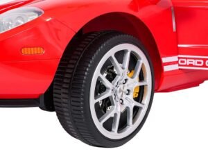 Jucărie de mașină sport roșie pentru copii, detaliu roată și faruri moderne.