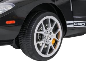 Mașină sport cu jante din aliaj și roată pneu performant pentru performanță și viteză.