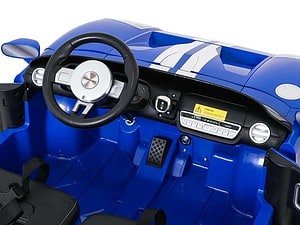 Mașină electrică pentru copii, design sportiv și culori vibrante pentru joacă sigură și distractivă.