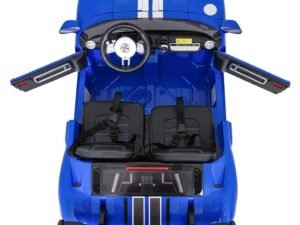 Mașină electrică pentru copii, model sport albastru, cu volan și detalii realiste pentru joacă sigură.