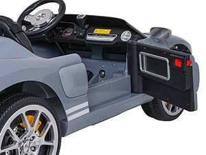 Mașinuță electrică pentru copii, model sportiv, cu volan, butoane și design modern.