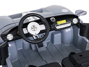 Mașină electrică pentru copii cu design realist și funcții interactive, perfectă pentru jocuri imaginative.