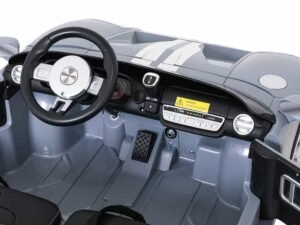 Volan și bord pentru mașinuțe electrice pentru copii, design realistic și sigur.