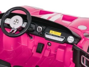 Mașinuță electrică pentru copii, culoare roz, detalii realiste, ideală pentru joacă în aer liber.