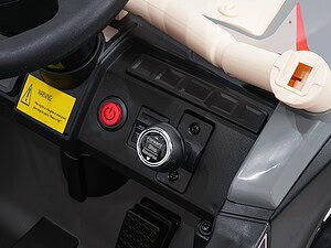 Jucărie de lemn în formă de mașinuță pentru copii, vopsită în culori vesele, pentru joc și dezvoltare creativă.