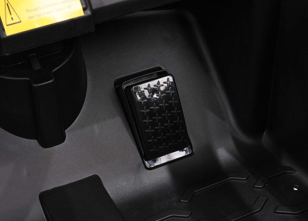 Pedala acceleratie auto, pedala frana, componente interior masina, accesoriu autovehicul, rutiera auto acceseu auto pentru controlul vitezei, pedala in interior, sustinere pentru pedala, piese auto, accesorii pentru masina, siguranta conducere.