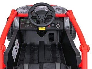 Mașinuță electrică pentru copii, interior cu volan și panou de control digital.