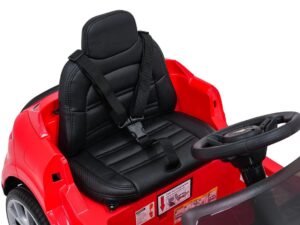 1. Siguran scaun auto pentru copii în mașinuță de jucărie roșie.