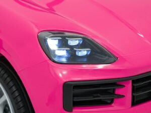 Mașină sport roz cu faruri LED, design modern și aspect atrăgător pentru pasionații de autovehicule.