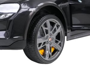 1. Anvelopă de mașină sport Porsche pe jantă gri, detaliu auto de lux.