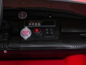 Luminator pentru jucărie roșie și albă în interiorul unei mașini.