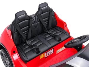 Centură siguranta legată pentru mașuța de jucarie cu scaune negre.