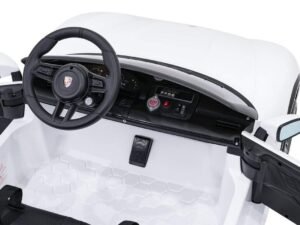Mașină electrică copii Porsche, interior realist cu volan și panou de control, perfectă pentru joaca copiilor.