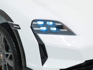 Jucărie mașină sport albă pentru copii, detaliu față cu faruri LED albastre moderne.
