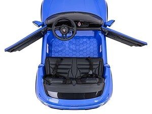 Accesoriu de joacă pentru copii, mașină electrică albastră cu volan și scaune.