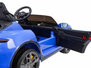 Mașină sport electric pentru copii, șoferie realistă și design modern, perfect pentru joacă și aventură.