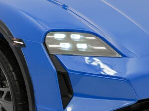 Lumina LED față mașină sport, caroserie albastră, design modern, detaliu vehicul sport, înfățișare dinamică.