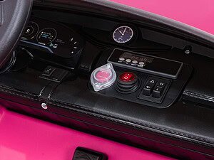 1. Alternativ text: Consolă de control pentru mașinuțe copii, detalii realistice.