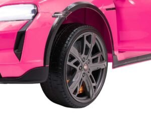 Mașină sport roz cu roți negre, detaliu din partea frontală, mașina de jucărie pentru copii.