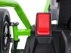 1. Jucărie pentru copii, mașinuță electrică verde cu detalii roșii, siguranță sporită.